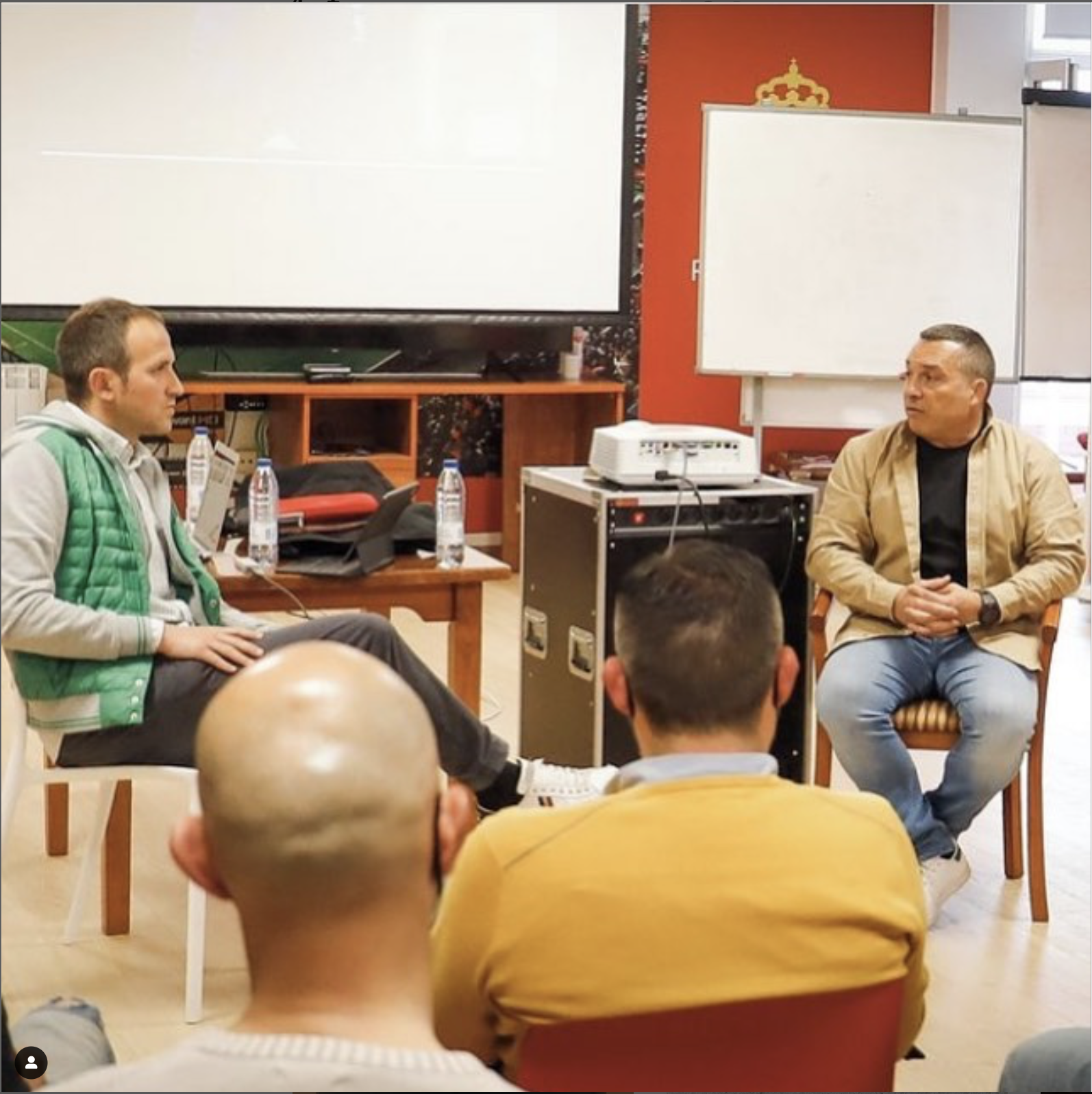 Entrevista entre Emi, director de centro deportivo equipo y joaquin, psicologo de la selección española.